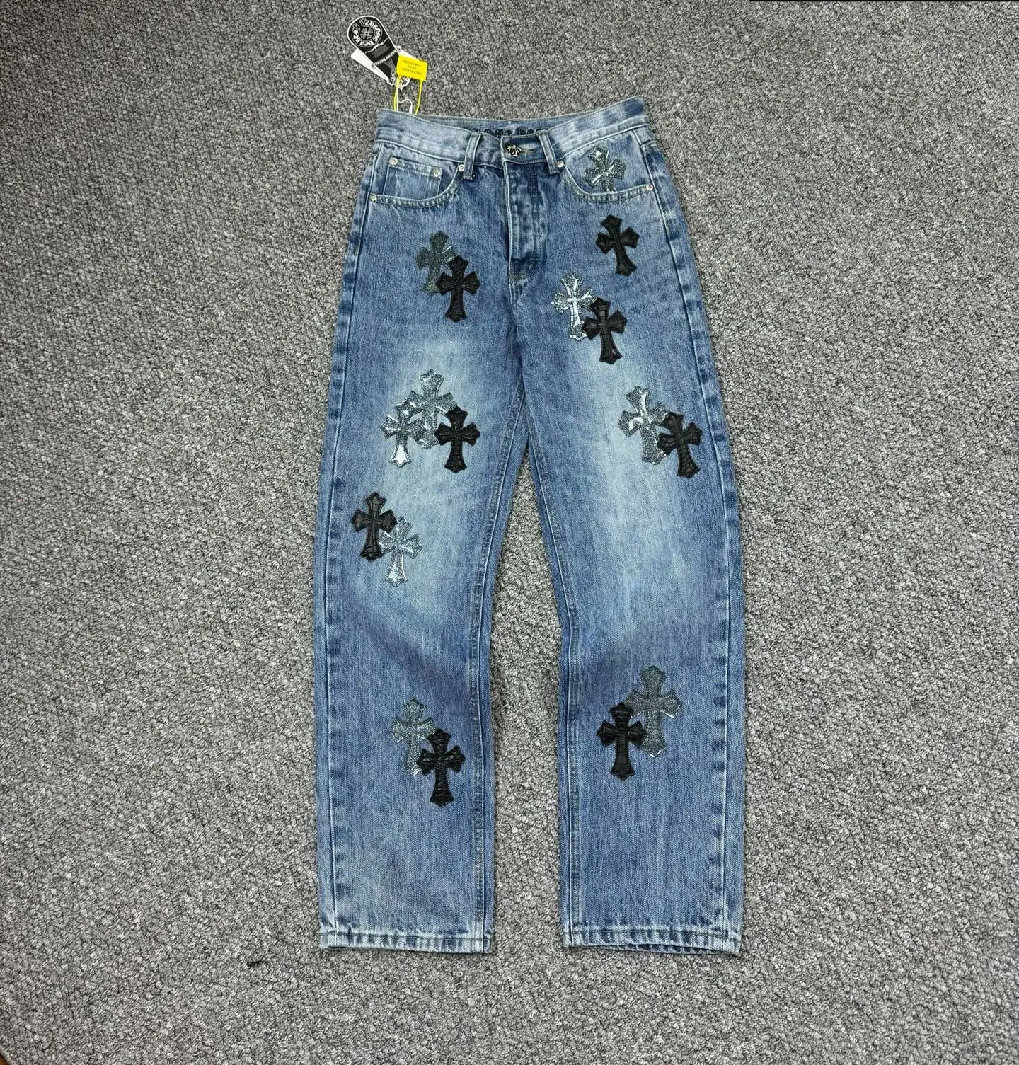 P280 Style No.: H823 Chrome Hearts & Chrome Hearts Blue Bull Starry Sky patchwork leather cross jeans - using starry sky theme patchwork leather elements, mostly presented in the shape of a cross, with glitter on the surface of the leather, which is dazzling under the light. The unique design has simple and elegant details, exquisite workmanship, the entire trousers are neatly routed, and the details are in place! It’s so cool that both men and women can easily control the genderless trend!  Color: blue Size: S-M-L-XL-XXL